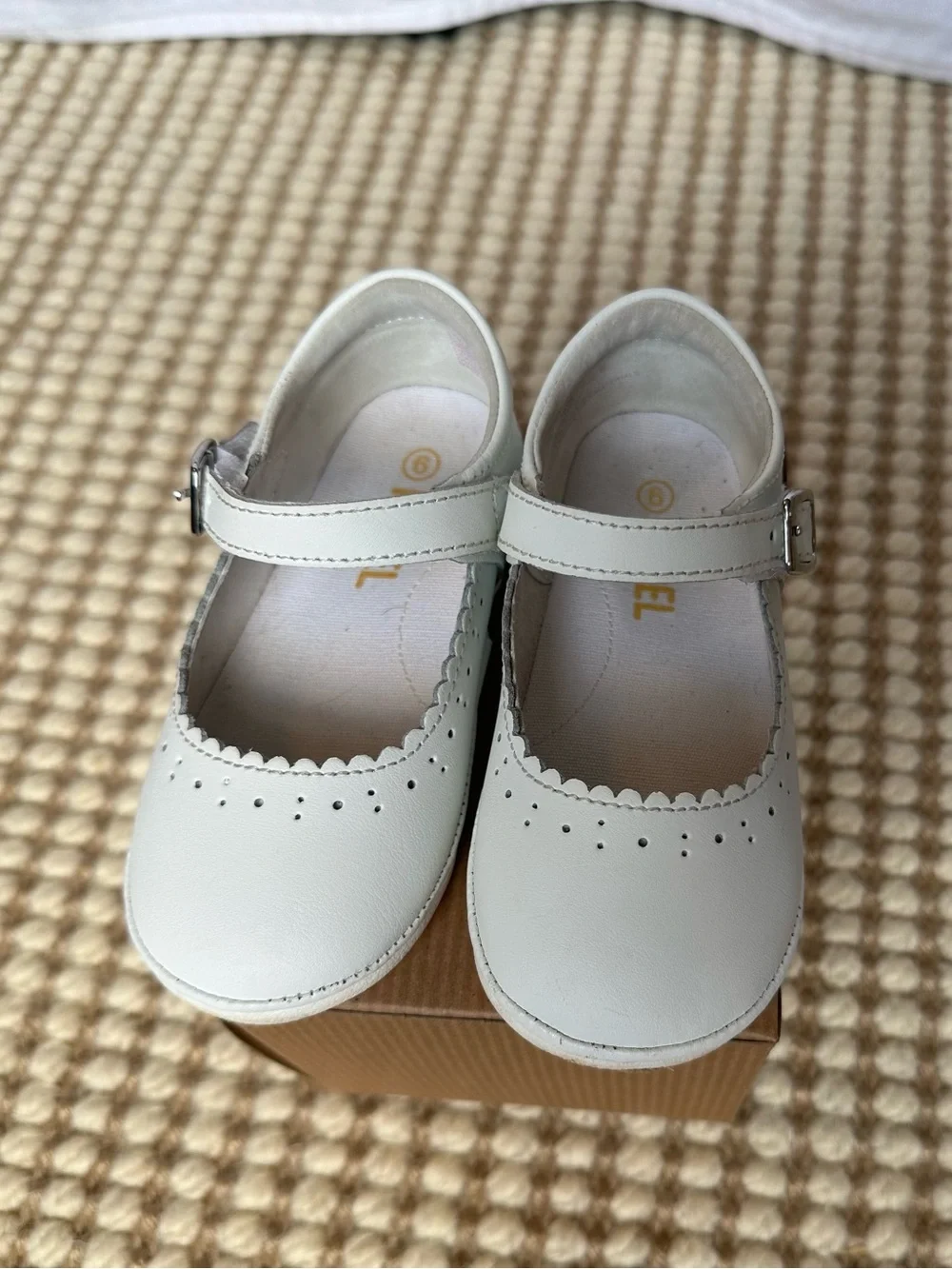 L’amour Scarlett Scalloped Mary Jane size 6 (Toddler) in white